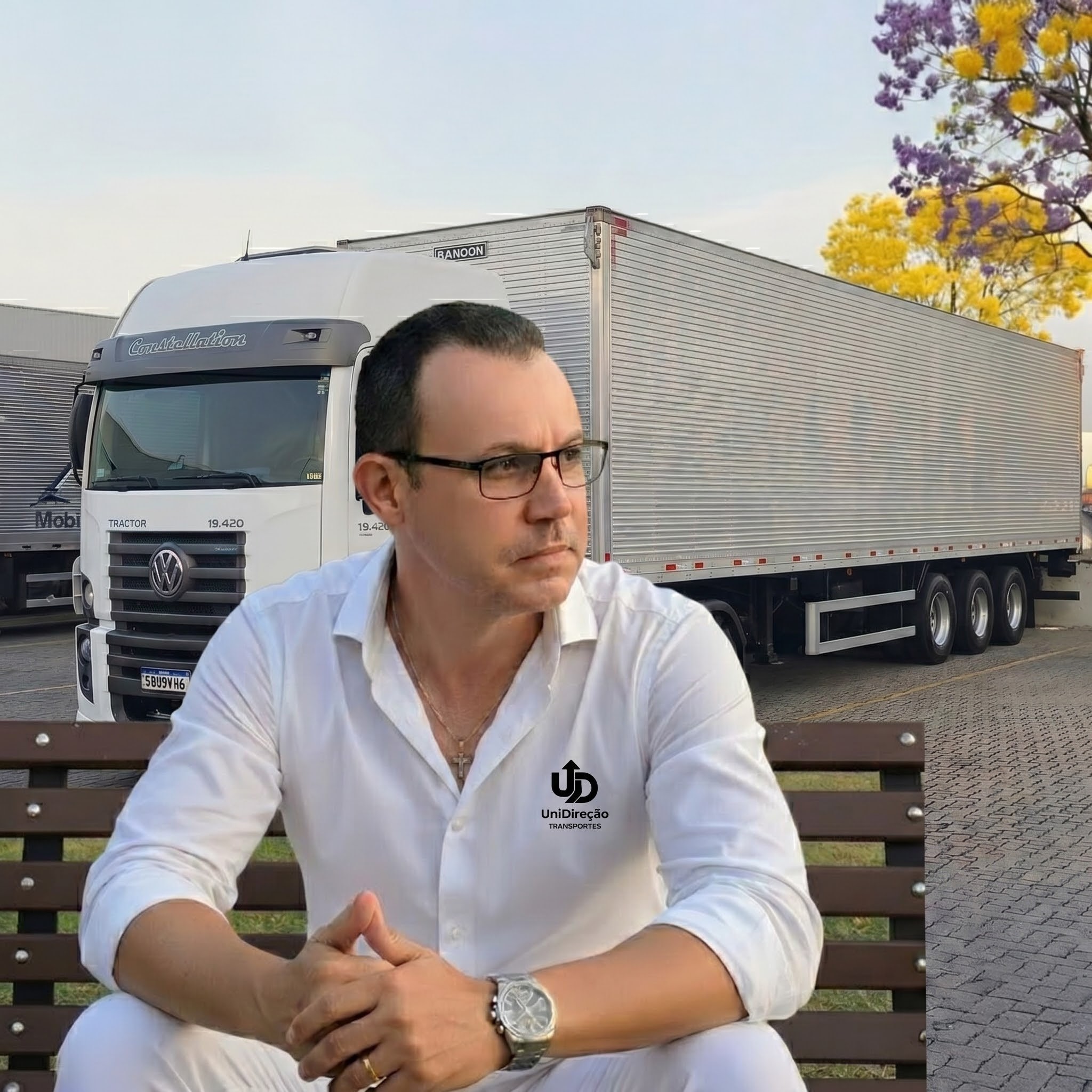 Luciano em frente ao caminhão UniDireção Transportes